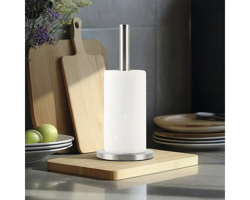 Scène de cuisine avec porte-rouleau de cuisine en acier inoxydable et rouleau de papier