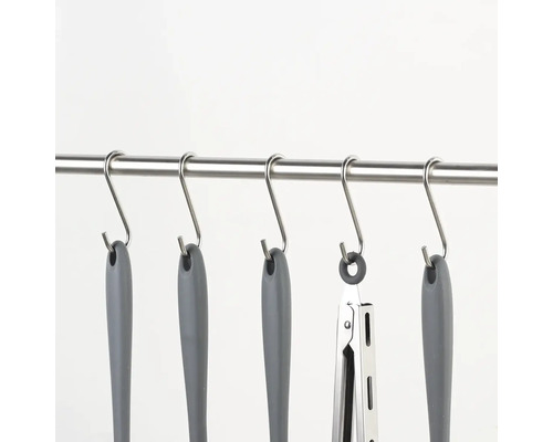 Ustensiles de cuisine suspendus à une barre en acier inoxydable avec crochets en S.