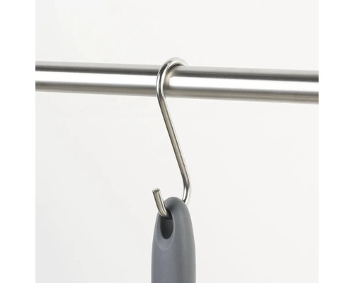 Crochet en S métallique accroché à une barre