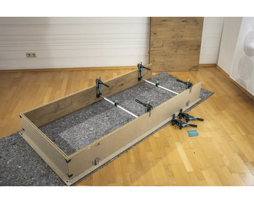 Cadre en bois assemblé avec des serre-joints et des écarteurs