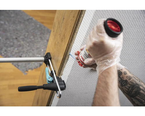 Application de colle de montage avec un pistolet extrudeur pour fixer une plaque