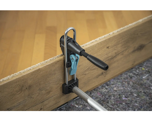 Gros plan d''un outil de pose de stratifié sur une planche de stratifié