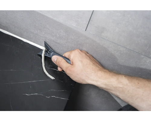 Entfernen von Dichtungsmasse mit einem Fugenentferner