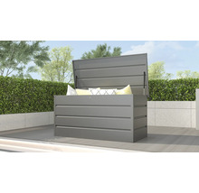 Geöffnete graue Gerätebox mit Kissen im Garten