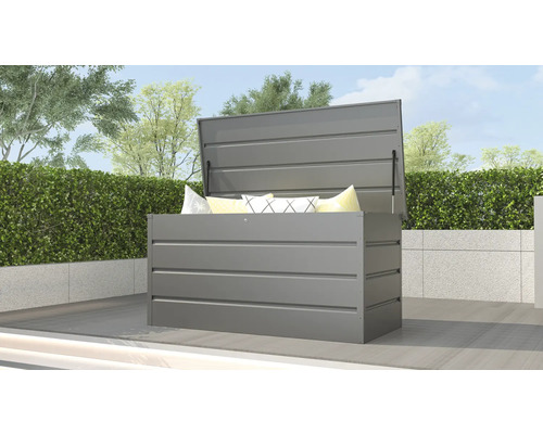 Geöffnete graue Gerätebox mit Kissen im Garten