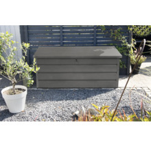 Garten Szene mit einer grauen Gerätebox für den Aussenbereich.