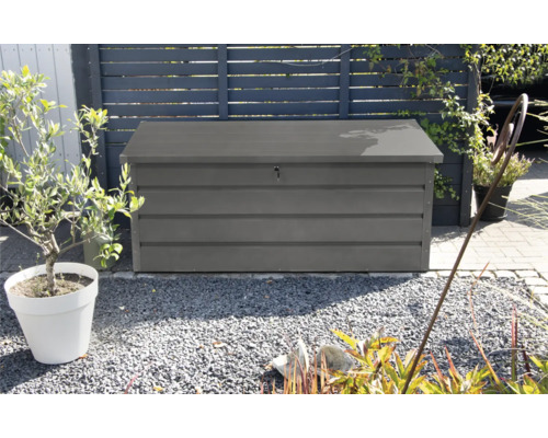 Garten Szene mit einer grauen Gerätebox für den Aussenbereich.