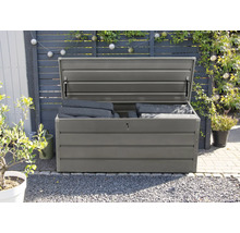 Geöffnete graue Gartenbox mit Polstern im Garten