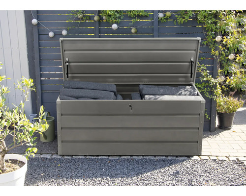 Geöffnete graue Gartenbox mit Polstern im Garten