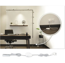 Bureau avec bureau, chaise de bureau, étagères et un spot sur rail monté au mur avec prise