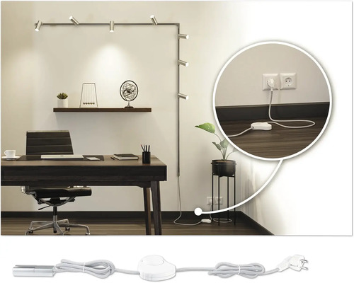 Büro mit Schreibtisch, Bürostuhl, Regalen und einer an der Wand montierten Schienenleuchte mit Steckdose