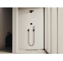 Douche moderne avec pomme de tête et douchette dans une salle de bain lumineuse