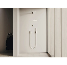Salle de bains avec douche et logo Orbital Audio