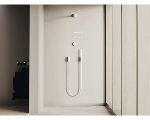 Salle de bains avec douche et logo Orbital Audio