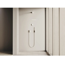 Salle de bains moderne avec douche et robinetterie