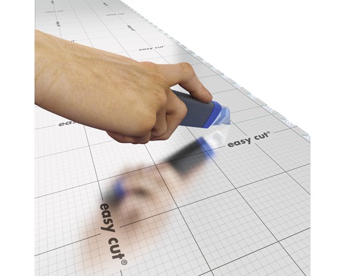 Schneidematte mit Raster und Hand, die ein Teppichmesser hält