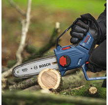 Tronçonneuse à batterie coupant une bûche, logo Bosch