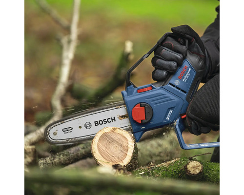 Akku-Kettensäge beim Schneiden eines Baumstammes, Bosch Logo