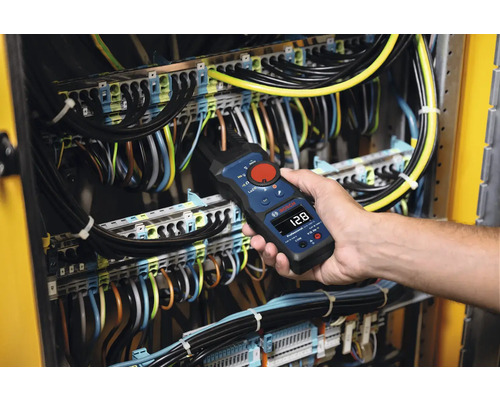 Eine Person verwendet eine Strommesszange von Bosch an einer elektrischen Anlage.