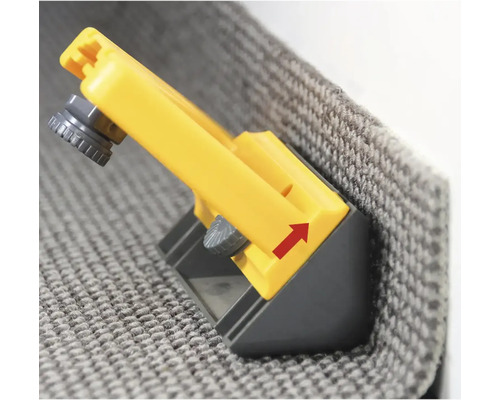 Outil de formage de bordure de tapis en cours d''utilisation