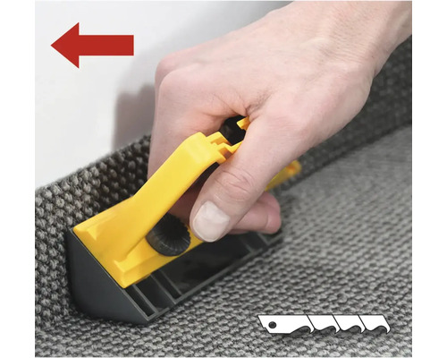 Une personne coupe une moquette avec un coupe-moquette.