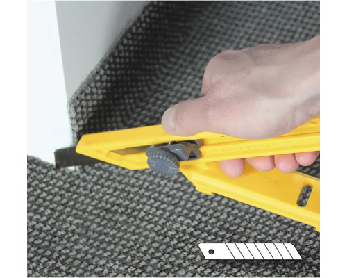 Cutter à tapis utilisé pour couper une moquette