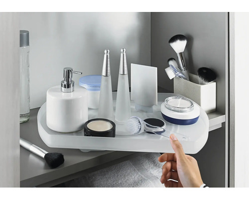Badezimmerablage mit Kosmetikprodukten und Hand, zur Aufbewahrung von Badartikeln