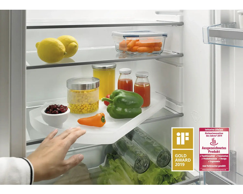 Innenraum eines Kühlschranks mit Lebensmitteln und Auszeichnungen