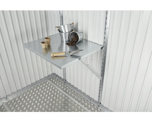 Innenansicht eines Geräteschuppens mit Metallregal, Pflanzgefäßen, Eimern und einer Gartenschaufel.