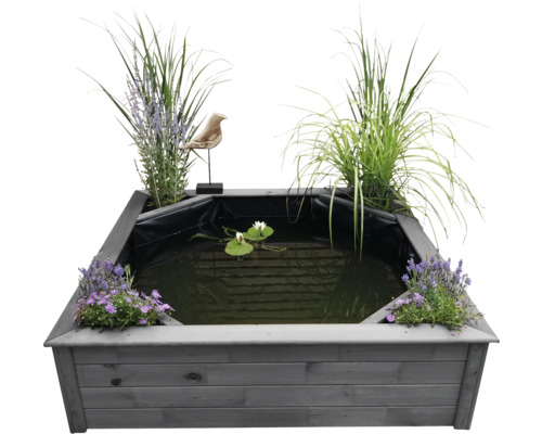 Hochteich aus Holz mit Wasserpflanzen und Dekoration