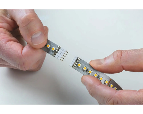 Zwei LED Streifen werden miteinander verbunden.