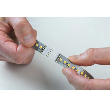 Zwei LED-Streifen werden verbunden.