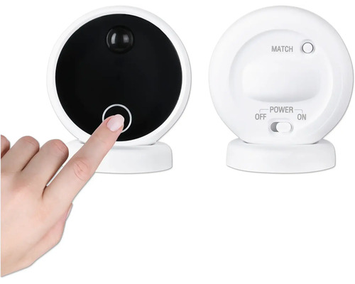 Drahtlose Überwachungskamera mit Finger auf der Taste