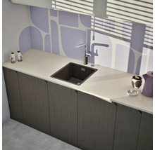 Évier de cuisine avec robinet sur un comptoir de cuisine avec des armoires