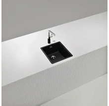 Schwarzes Einzelbecken mit Armatur in einer modernen Küche.