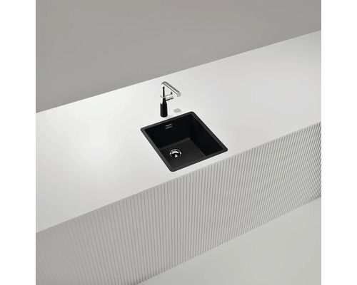 Schwarzes Einzelbecken mit Armatur in einer modernen Küche.