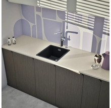 Küchenspüle mit Armatur auf einer Küchenzeile