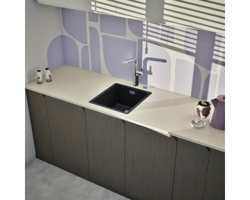 Küchenspüle mit Armatur auf einer Küchenzeile