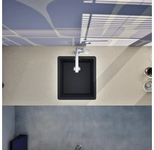 Draufsicht auf eine Küchenspüle mit Armatur