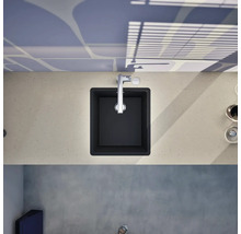 Aufsicht auf ein modernes Waschbecken mit Armatur in einer hellen Küchenumgebung.