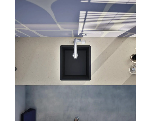 Aufsicht auf ein modernes Waschbecken mit Armatur in einer hellen Küchenumgebung.