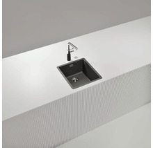 Spüle mit Armatur auf einer Arbeitsplatte