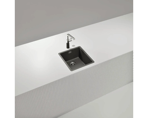 Spüle mit Armatur auf einer Arbeitsplatte