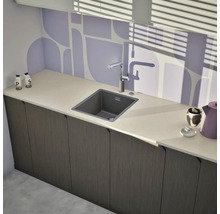 Küchenspüle mit Armatur auf einer Arbeitsplatte mit Unterschränken