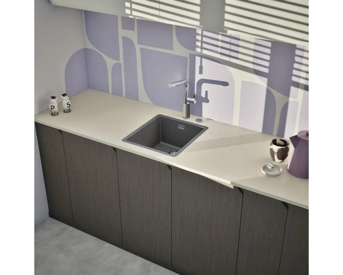 Küchenspüle mit Armatur auf einer Arbeitsplatte mit Unterschränken