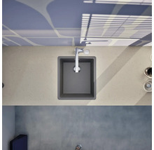 Draufsicht auf eine Küchenspüle mit Wasserhahn