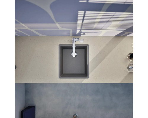 Draufsicht auf eine Küchenspüle mit Wasserhahn