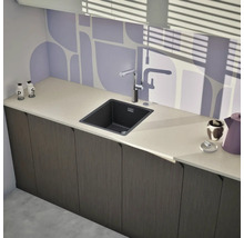 Küchenszene mit Spüle, Armatur und Küchenutensilien auf der Arbeitsplatte