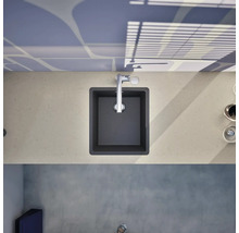 Aufnahme von oben einer Küchenspüle mit Wasserhahn