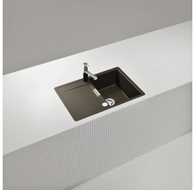 Dunkle Küchenspüle mit Abtropffläche und Armatur auf einer Küchentheke